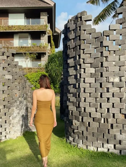 Dress tersebut dipadukan dengan sandal slip on berwarna putih yang nyaman. [Instagram/aurakasih]