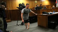 Atlet lari difabel Afrika Selatan, Oscar Pistorius saat menjalani sidang ketiga kasus pembunuhan di Pretoria , Afrika Selatan 15 Juni 2016. Pada 2013, Oscar Pistorius melakukan pembunuhan kepada pacarnya. (REUTERS / Alon Skuy)
