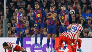 Momen eksekusi gol tendangan bebas Julian Alvarez dalam laga leg pertama perempat final Liga Champions antara Barcelona vs Atletico Madrid di Camp Nou, 9 April 2026. (AP Photo/Joan Monfort)