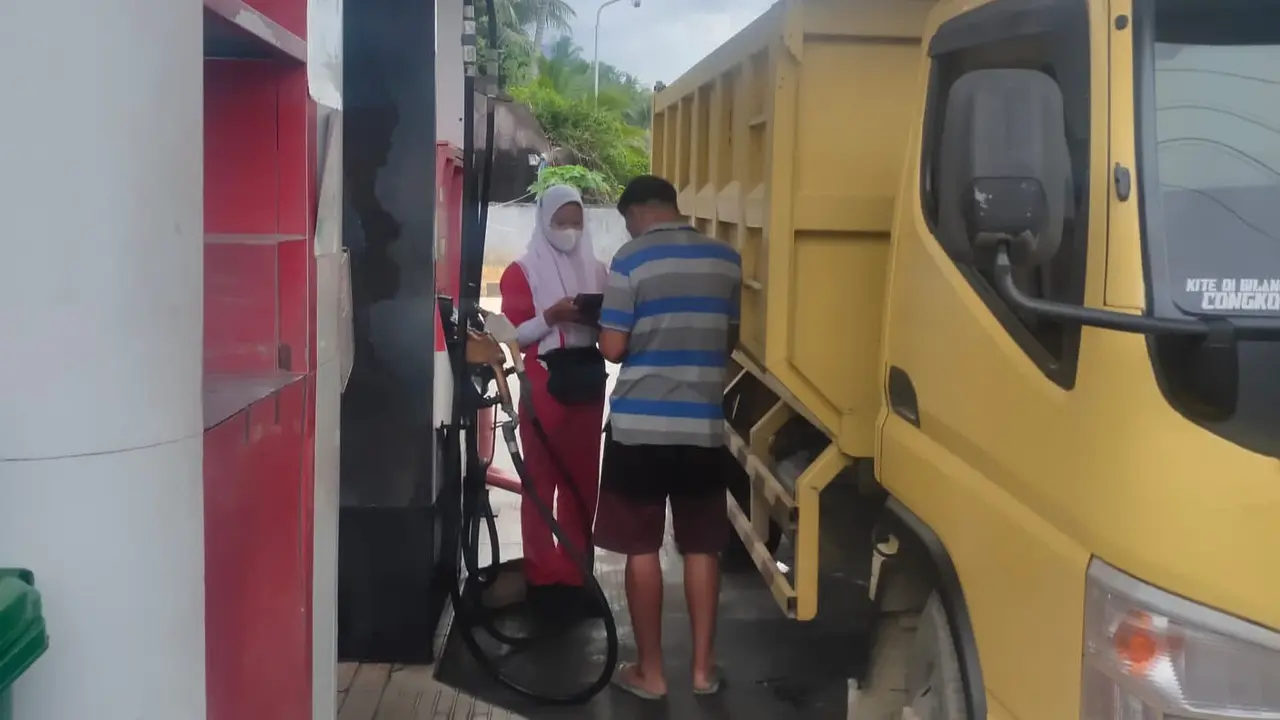 Yulia saat sedang bekerja di salah satu tempat pengisian bahan bakar wilayah Kabupaten Natuna. (Liputan6.com/ ist)