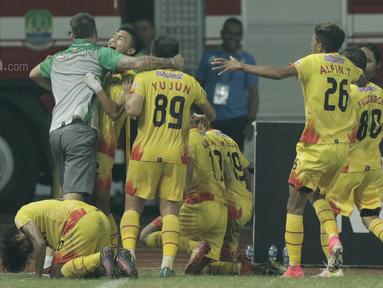 Para pemain Bhayangkara FC merayakan gol yang dicetak oleh Alsan Putra ke gawang Madura United pada laga lanjutan liga 1 di Stadion Patriot, Bekasi, kamis (13/7/2017). Bhayangkara FC menang 2-1 atas Madura United. (Bola.com/M Iqbal Ichsan)