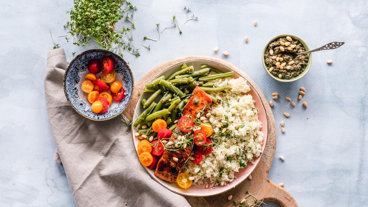 Ilustrasi makanan sehat. Photo by Ella Olsson on Unsplash