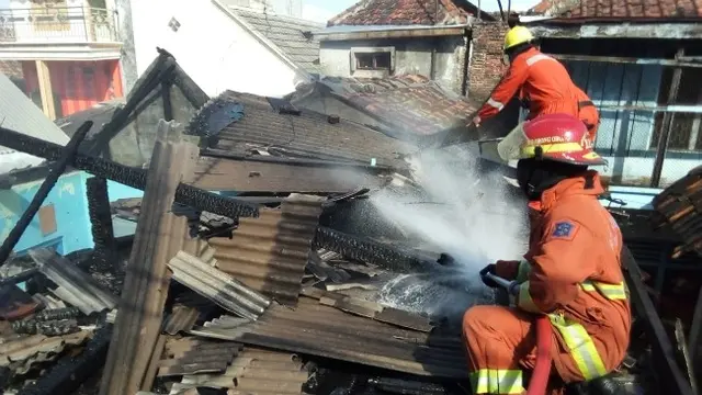 (Foto: Dok Dinas Pemadam Kebakaran Kota Surabaya)
