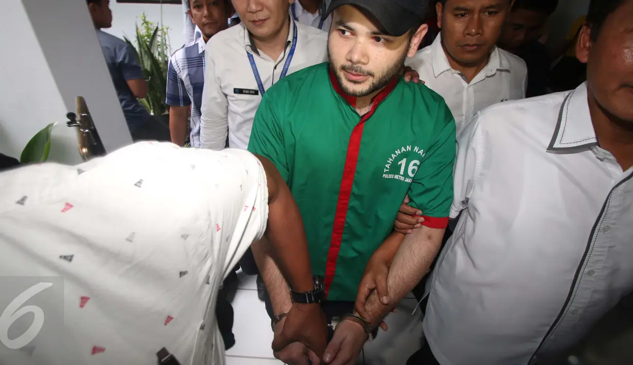 Penyanyi dangdut Ridho Rhoma dibawa petugas usai menjalani pemeriksaan di BNN, Jakarta, Kamis (30/3). Ridho Rhoma ditangkap polisi karena kedapatan mengkonsumsi dan memiliki sabu. (Liputan6.com/Gempur M. Surya)