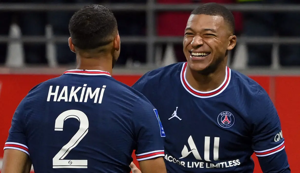 Kylian Mbappe menjadi aktor kemenangan PSG pada pekan keempat Liga Prancis musim 2021/2022 yang berlangsung di Markas Stade de Reims, Stade Ausguste Delaune. Bintang muda Prancis tersebut berhasil mencetak brace atau dua gol dalam satu pertandingan. (Foto: AFP/Franck Fife)