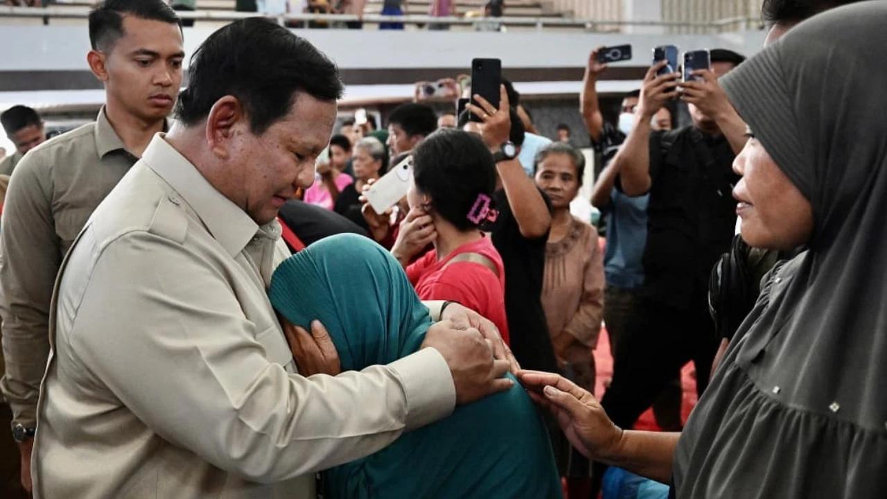 VIDEO: Emak-Emak Korban Bencana di Tapanuli Tengah Masih Shock, Nangis di Pelukan Prabowo