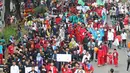 Ratusan warga saat melakukan karnaval di jalan Pintu 1 Senayan, Jakarta, Minggu (24/9). Karnaval tersebut dilakukan dalam rangka HUT Gelora Bungkarno yang ke-55. (Liputan6.com/Angga Yuniar)