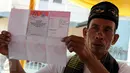 Panitia TPS 015 Jurangmangu Timur mengeluarkan surat suara dari kotak untuk dilakukan penghitungan di Tangerang Selatan, Banten, (9/12). Calon Walikota Tangerang Selatan, Airin Rachmi Diany Mendominasi suara dengan jumlah 212. (Liputan6.com/Helmi Afandi)