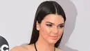 Belum lama ini Kendall dan ASAP tertangkap kamera sedang berada di kawasan New York. Mereka terlihat sedang berada di dalam mobil dan tampak melakukan perbincangan. Namun ada hal unik dari keduanya. (AFP/Bintang.com)