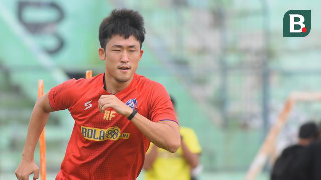 Foto Liga 1: Jelang Kompetisi Liga 1, Dua Pemain Asing Baru Arema FC Dihajar Dalam Latihan