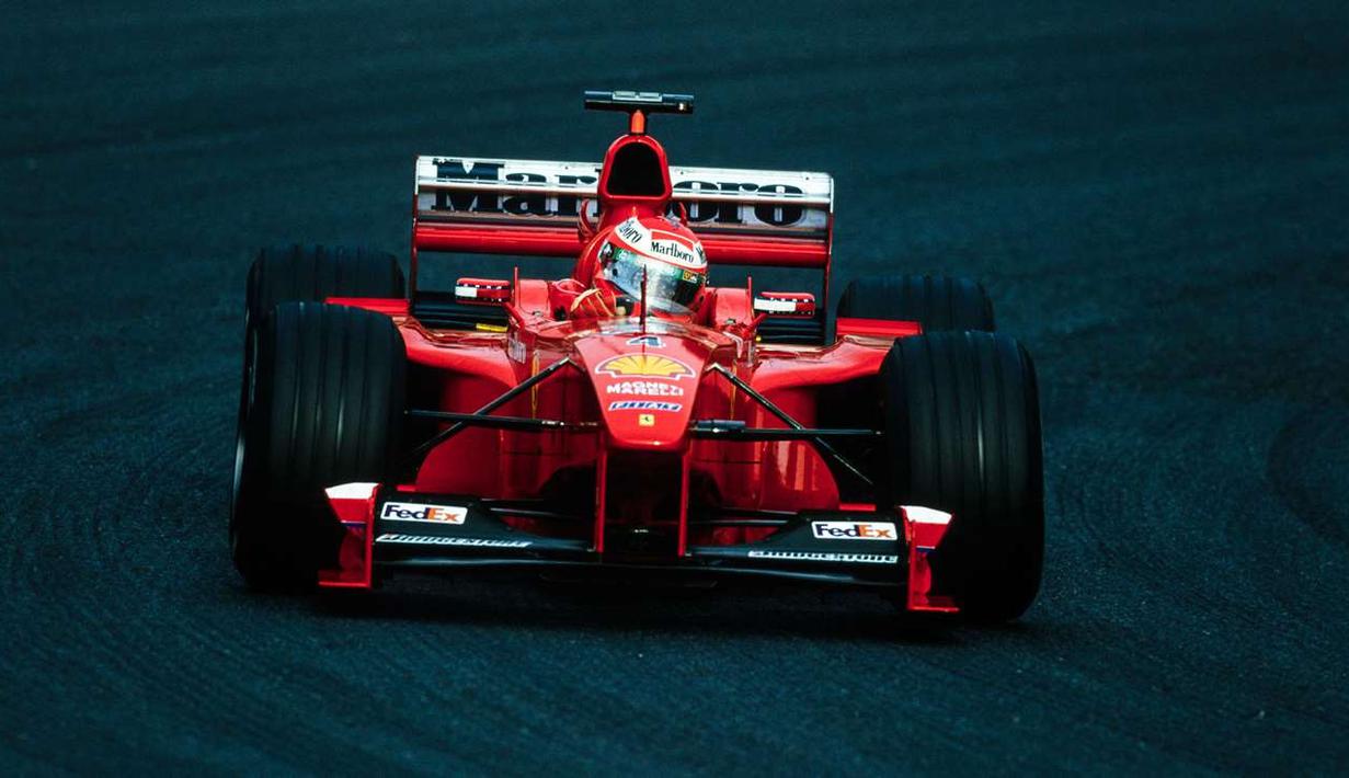 1990-1999: Memasuki era milenial, F1 turut mendapatkan ubahan teknologi yang cukup signifikan, seperti semi-automatic gearbox, ban teknologi baru, hingga elektronik mobil yang jauh lebih advance. Beberapa sirkuit baru di Brazil, Jepang, dan Kanada menjadikan balap formula benar-benar world wide. Balap F1 era 90an menjadi kemunculan sang legenda balap setelah Ayrton Senna, yaitu Michael Schumacer dan saingan terberatnya, Mika Hakkinen. (Foto: Ferrari F399/Source: goodwood.com)