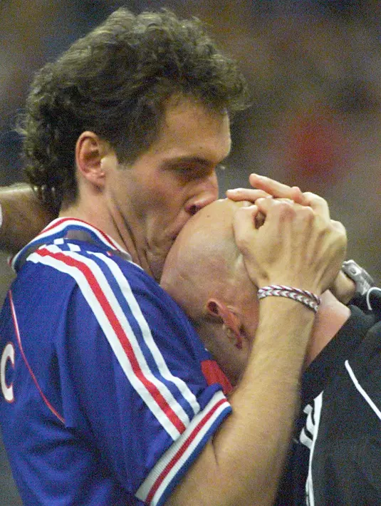 7. Laurent Blanc - Bek kenamaan Prancis tersebut punya ritual unik saat membela timnas Prancis. Ia akan menghampiri kiper Prancis saat itu Fabian Barthez dan mengusap kepala lalu menciumnya. (AFP/Omar Torres)