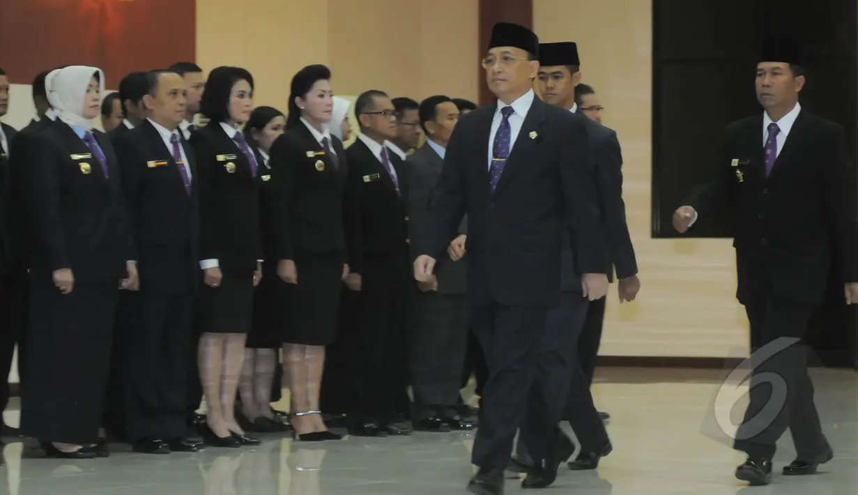 Gubernur Lemhannas Budi Susilo Soepandji tiba di Gedung Pancagatra Lemhannas untuk memimpin pelantikan Wagub Lemhannas Laksamana Madya (Laksdya) Didit Herdiawan, Jakarta, Rabu (11/3/2015). (Liputan6.com/Herman Zakharia)