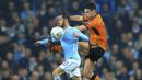 Pemain Manchester City, Bernado Silva (kiri) berusaha melewati adangan pemain Wolverhampton, Ben Marshall pada laga Piala Liga Inggris di Etihad Stadium, Manchester, (24/10/2017. City menang adu penalti 4-1. (Tim Goode/PA via AP)