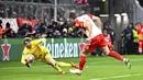 Pemain Bayern Munchen, Harry Kane, melakukan selebrasi setelah mencetak gol ke gawang Lazio pada laga leg kedua babak 16 besar Liga Champions yang dihelat di Allianz Arena, Rabu (6/3/2024). (Sven Hoppe/DPA via AP)