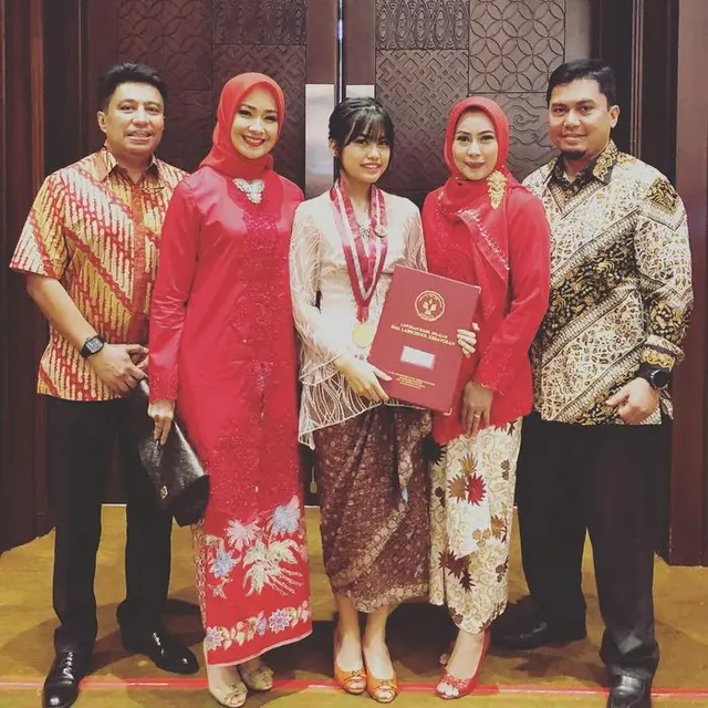 Potret 6 Anak Artis Wisuda Didampingi Dua Ibu, Makin Terasa Lengkap