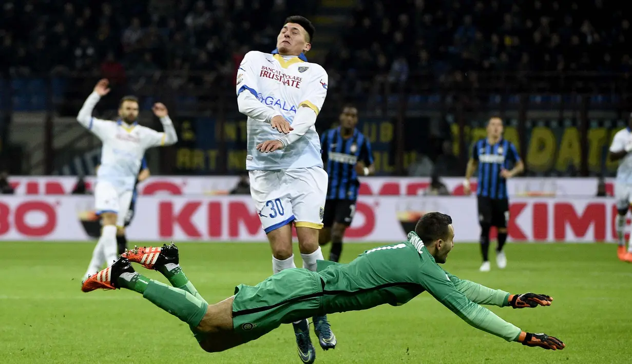 Pemain Frosinone, Danilo Soddimo (tengah) berebut bola dengan kiper Inter Milan, Samir Handanovic pada lanjutan liga Italia Serie A, Inter Milan vs Frosinone di Stadion  San Siro, Milan, Senin (23/11/2015) dini hari WIB. (AFP Photo/Olivier Morin)