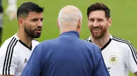 Striker Argentina, Lionel Messi dan Sergio Aguero, berbincang dengan asisten pelatih saat latihan di Bronnitsy, Rusia, Rabu (13/6/2018). Lionel Messi menjadi tumpuan Timnas Argentina untuk menjuarai Piala Dunia 2018. (AP/Ricardo Mazalan)