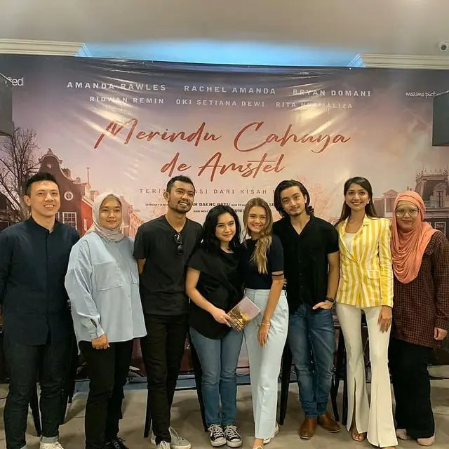 6 Potret Kebersamaan Pemain Merindu Cahaya de Amstel, Diangkat dari Kisah Nyata