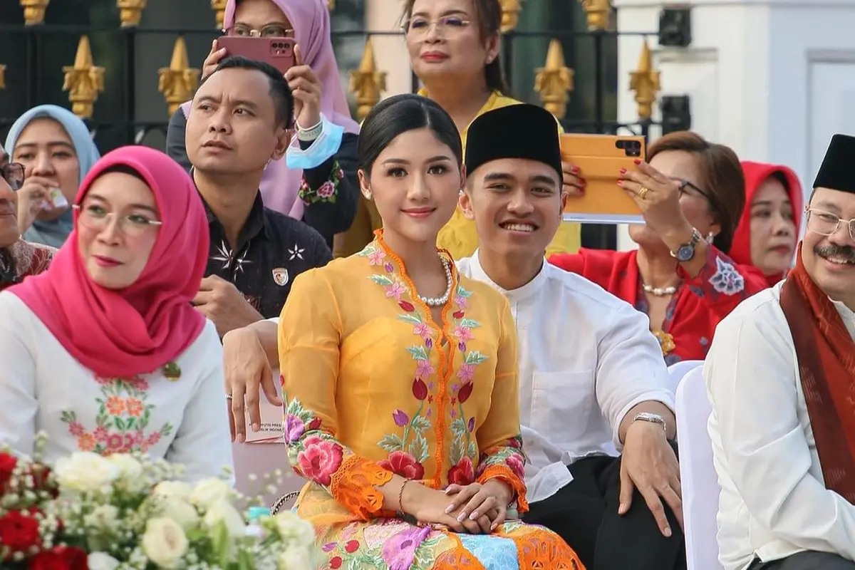 8 Gaya Romantis Erina Gudono dan Kaesang Pangarep yang Ngebucin di Depan Istana Merdeka