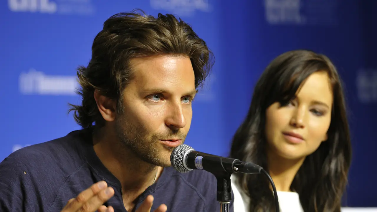[Bintang] Bradley Cooper dan Jennifer Lawrence