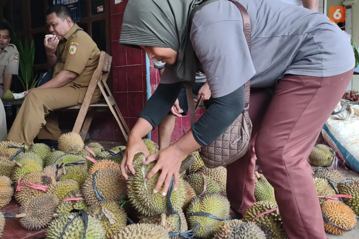 Duren Pak Brewok 30 Tahun Jual Buah yang Hasilnya Selegit Rasanya