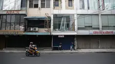 Sejumlah toko tampak tutup di kawasan pertokoan Pinangsia, Jakarta, Sabtu (24/6). H-1 jelang lebaran 2017, sebagian pertokoan di kawasan tersebut mulai tutup dan akan kembali buka setelah Lebaran sekitar tanggal 3 Juni 2017. (Liputan6.com/Faizal Fanani)