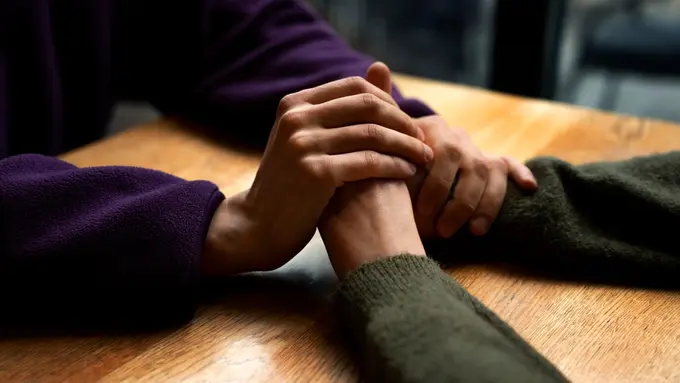 5 Zodiak Paling Ramah yang Bikin Orang Lain Nyaman di Dekatnya - Cover