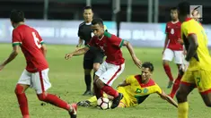 Gelandang Timnas Indonesia, Osvaldo A Haay (tengah) menghindari tekel pemain Guyana, Brandon Beresford pada laga persahabatan di Stadion Patriot Candrabhaga, Bekasi, Sabtu (25/11). Indonesia unggul 2-1. (Liputan6.com/Helmi Fithriansyah)