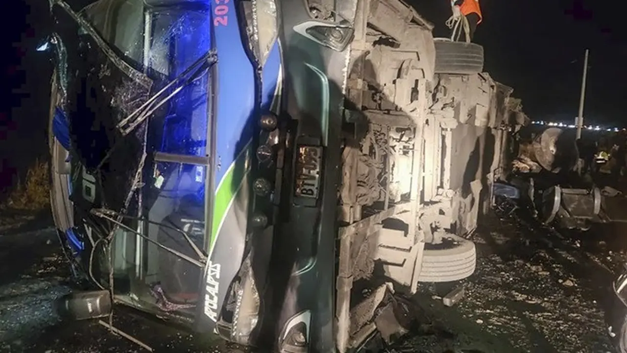 Kondisi bus yang bertabrakan dengan kereta kargo di La Oroya, Peru, Minggu (26/5/2024).