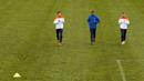Asistne pelatih Timnas Belanda, Patrick Kluivert (tengah) berlatih bersama Robin van Persie (kiri) dan Rafael van der Vaart dua hari sebelum pertandingan persahabatan melawan Prancis di Katwijk, Belanda 3 Maret 2014. (AFP/ANP/Koen Van Weel)
