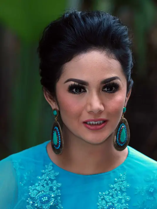 Krisdayanti memilih tidak mengambil pekerjaan agar bisa merayakan Lebaran bersama keluarganya. (Deki Prayoga/Bintang.com)