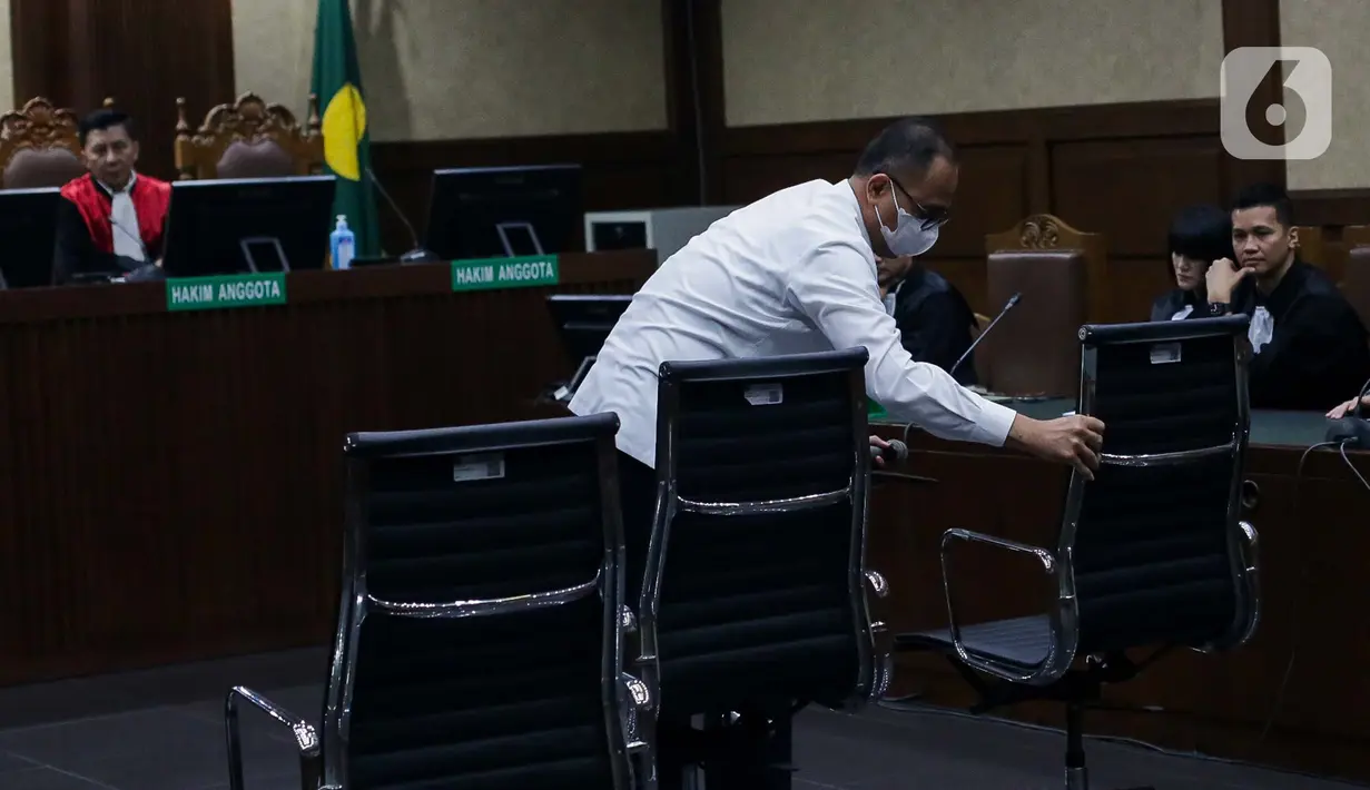 Mantan pejabat Direktorat Jenderal Pajak Kementerian Keuangan (DJP Kemenkeu) Rafael Alun Trisambodo dituntut 14 tahun penjara. (Liputan6.com/Herman Zakharia)