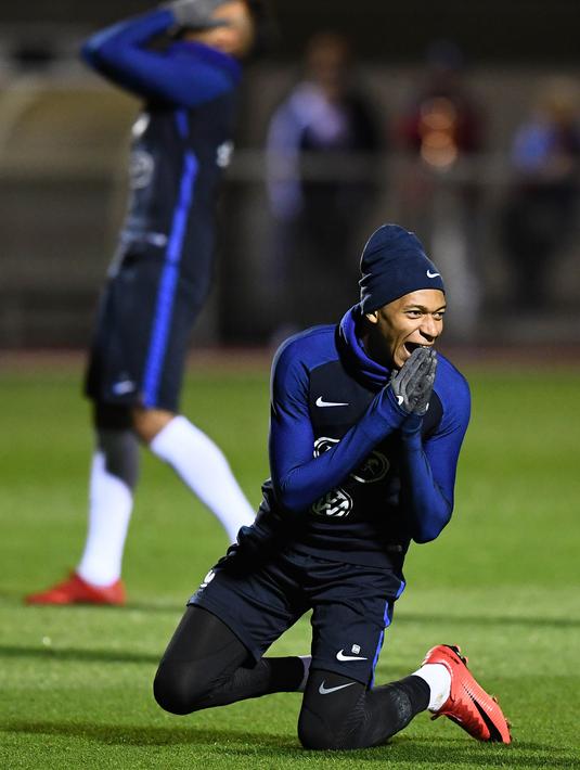Ekspresi striker Prancis, Kylian Mbappe, saat gagal mencetak gol pada sesi latihan jelang laga persahabatan di Paris, Selasa (7/11/2017). Prancis akan berhadapan dengan Jerman dan Wales. (AFP/Franck Fife)
