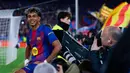 Lamine Yamal kembali mencuri perhatian dengan mencetak sejarah baru di Liga Champions saat Barcelona meraih kemenangan besar atas Newcastle United. (AP Photo/Joan Monfort)