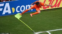 Aksi Huntelaar dilakukannya setelah ia mencetak gol ke gawang Meksiko. (Dailymail.co.uk)