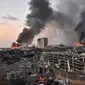 Rekaman video yang beredar menunjukkan ledakan membuat efek asap seperti kepala jamur dalam ukuran besar di ibukota Lebanon, Beirut (AFP)