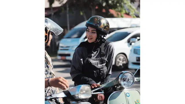 Potret Sintya Marisca Kendarai Vespa