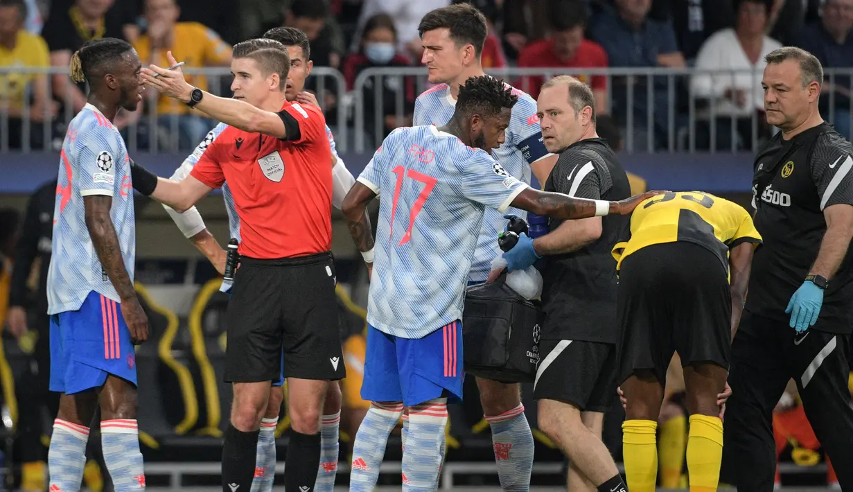 Wan-Bissaka yang tertangkap mata wasit saat menerjang pemain Young Boys Christopher Martins tanpa ampun diganjar kartu merah. (AFP/Sbastian Bozon)