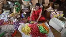 Pekerja mengemas lilin untuk didistribusikan jelang Festival Cahaya Diwali di sebuah pabrik pinggiran Ahmedabad, India, 4 November 2020. (SAM PANTHAKY/AFP)