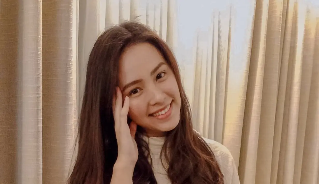 Ini merupakan potret Lady Nayoan di tahun 2021, saat dirinya dan Rendy baru memiliki 2 anak. Bukankah ia tampak bak remaja dengan pesona yang luar biasa, Sahabat FIMELA? Foto: Instagram.