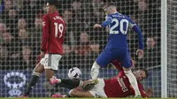 Pemain Chelsea, Cole Palmer, berusaha mencetak gol ke gawang Manchester United pada laga pekan ke-31 Liga Inggris di Stadion Stamford Bridge, Jumat (5/4/2024). (AP Photo/Kin Cheung)