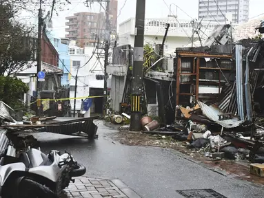 Bangunan rusak terlihat saat Topan Khanun menerjang kepulauan Okinaw di Naha, selatan Okinawa, Jepang, Rabu, 2 Agustus 2023. (Kyodo News via AP)