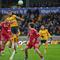 Adam Armstrong menyundul bola dalam laga Liga Inggris antara Wolverhampton vs Liverpool di Molineux Stadium, 4 Maret 2026. (AP Photo/Dave Shopland)