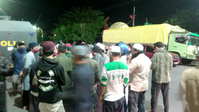 FPI Geruduk Polres Pelabuhan minta usut wanita makassar mengaku Yahudi dan ancam robek Al-Qur'an (Istimewa)