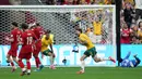 Permainan defensif Australia sangat menyulitkan Turki. Socceroos sendiri mengandalkan serangan balik dan dari skema ini mereka menghasilkan gol dari aksi Nestory Irankunda dan Connor Metcalfe. (Darryl Dyck/The Canadian Press via AP)