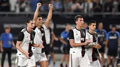 Pemain Juventus berselebrasi setelah mengalahkan Inter Milan dalam laga International Champions Cup 2019 di Nanjing Olympic Sports Center Gymnasium, China (24/7/2019). Juventus menang adu penalti atas Inter Milan 4-2 (1-1). (Li Bo/Xinhua via AP)