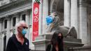 Patung singa "Fortitude" mengenakan masker di depan Perpustakaan Umum New York, 8 Juli 2020. Jumlah kasus COVID-19 di AS telah melampaui angka 3 juta pada Rabu (8/7), tepatnya 3.009.611 kasus hingga pukul 11.34 waktu setempat, menurut lembaga CSSE di Universitas Johns Hopkins. (Xinhua/Wang Ying)