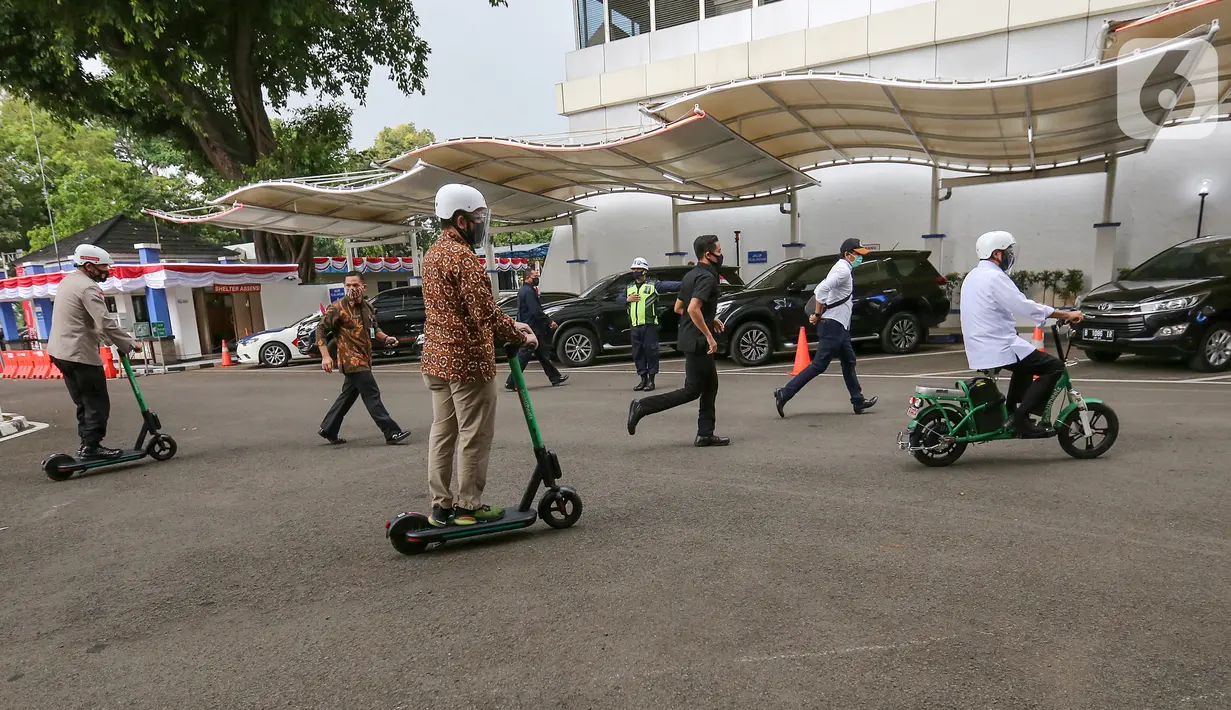 Menteri Perhubungan Budi Karya Sumadi (depan) saat menjajal GrabWheels di Kemenhub, Jakarta, Kamis (13/8/2020). Untuk menggunakan GrabWheels, pengguna Grab cukup membayar tarif sebesar Rp10.000,- per 30 menit dengan kecepatan hingga 15 km/jam. (Liputan6.com/Fery Pradolo)