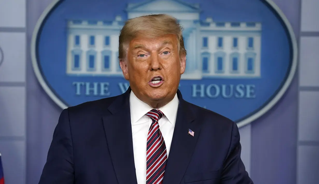 Presiden Donald Trump berbicara tentang hasil pemilihan presiden AS 2020 di Gedung Putih, Kamis (5/11/2020). Hingga saat ini proses penghitungan suara pemilihan presiden Amerika masih berlangsung, namun perolehan suara Donald Trump maupun Joe Biden masih bersaing ketat. (AP Photo/Evan Vucci)